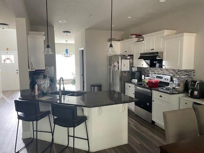 Building Photo - WOW!!  5-bedroom 3 bath