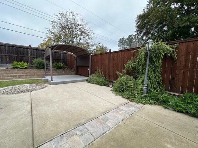 Building Photo - Stunning 3-bedroom, 2-bath home in North Highlands!