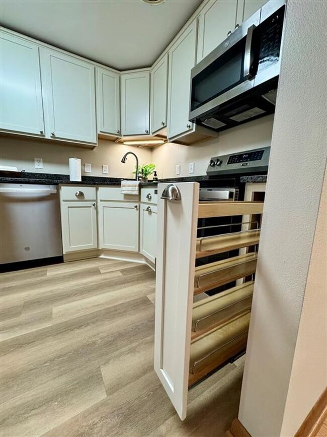 Building Photo - Newly Remodeled 2 Bedroom with washer & dryer behind Hilldale Mall!