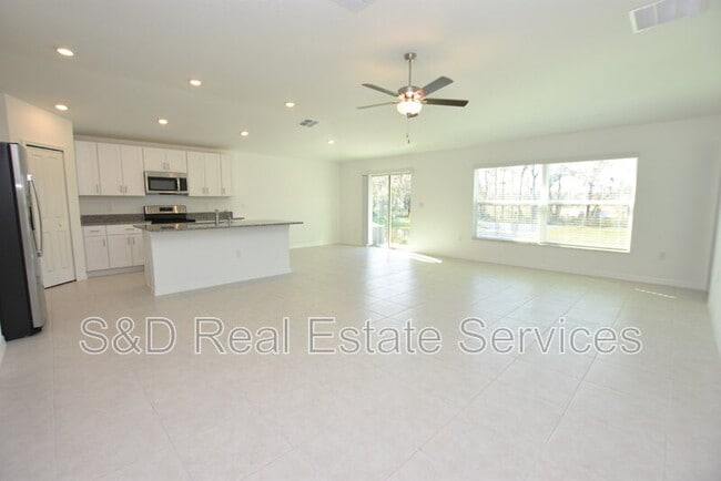 Building Photo - 1940 Red Loop