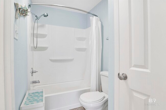 Building Photo - 554 E Beach Blvd