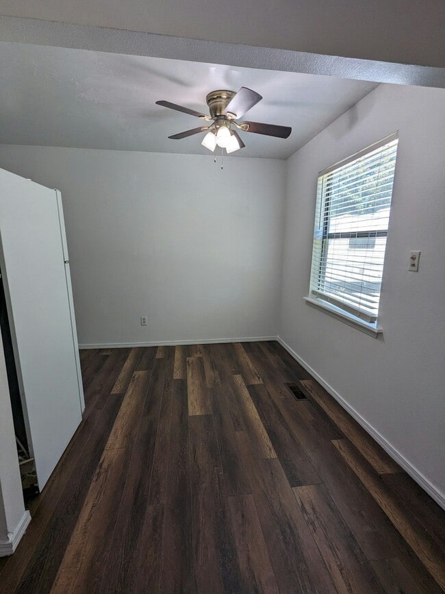 Building Photo - 304 Vicksburg Cir