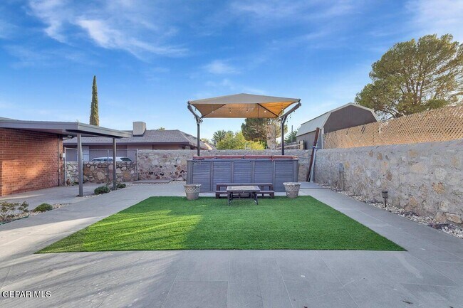 Building Photo - 3709 Roslyn Dr