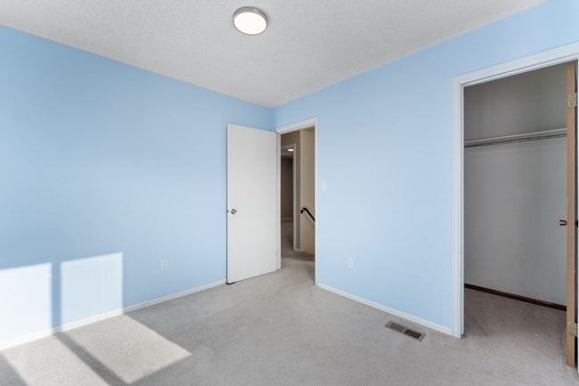 Building Photo - Tri-Level 4 Bed Home Near Ft. Carson