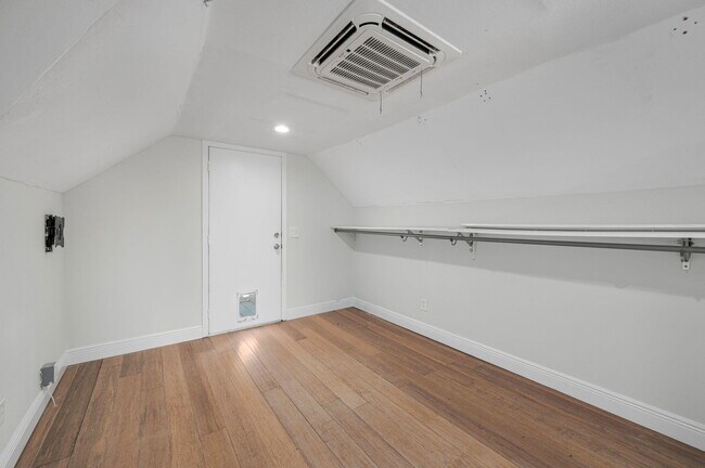 Building Photo - 121 Queen Eugenia Ct