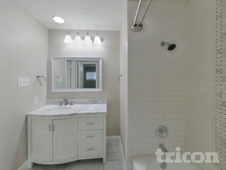 Building Photo - 6934 Sunshine Tree Dr