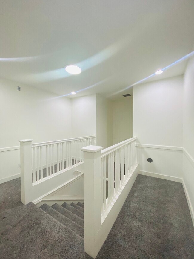 Building Photo - For Rent