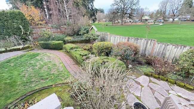 Building Photo - 4bd/3ba HUGE Home w/Hardwood Floors, Russian Fireplace, 2-Car Garage & Fenced Back Yard!