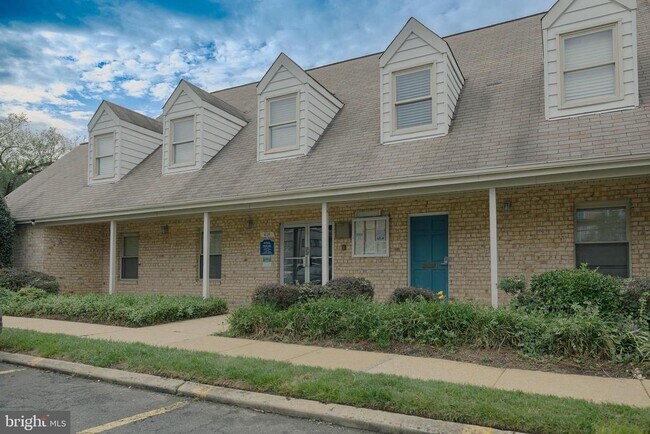 Building Photo - 5937 Quantrell Ave