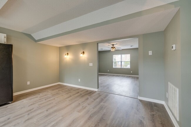Building Photo - 2 br/ 1.5 bath condo Johnson City