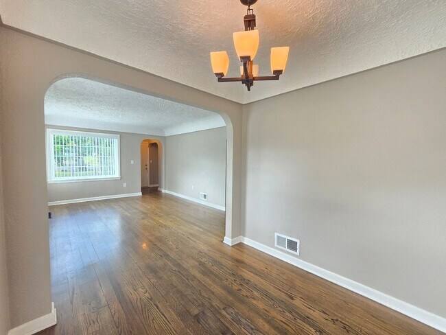 Building Photo - $1,725 - 2 Bed / 1 Bath Charming Home in Spokane Valley