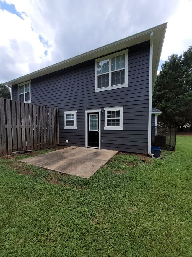 Building Photo - 121-123 Mario Circle