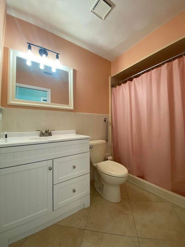 Building Photo - 3/2 Pool Home in Fairway Estates