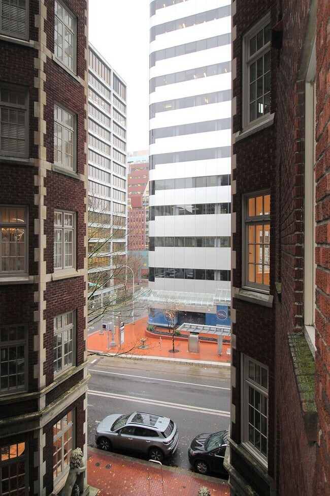 Building Photo - 1209 SW 6th Ave