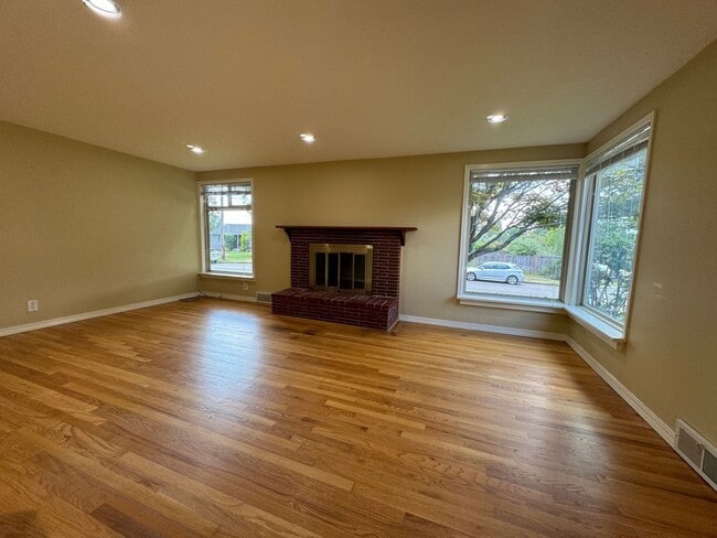 Building Photo - Charming rambler 2 bed 1 bath and office s...
