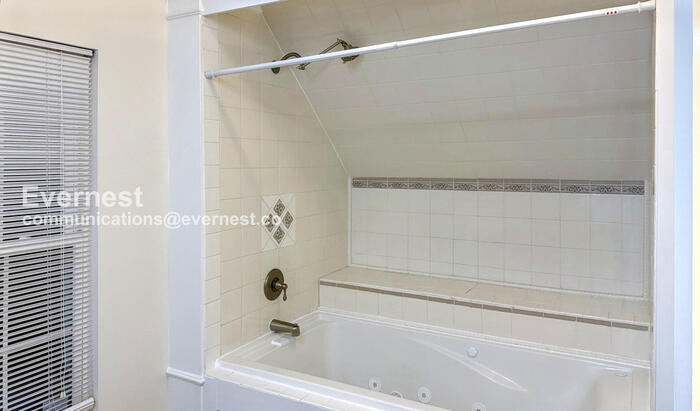 Building Photo - 1805 S Mayflower Dr