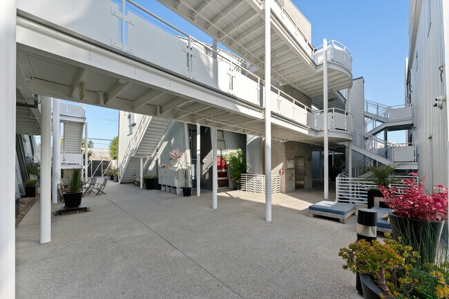 Building Photo - 615 Hampton Dr