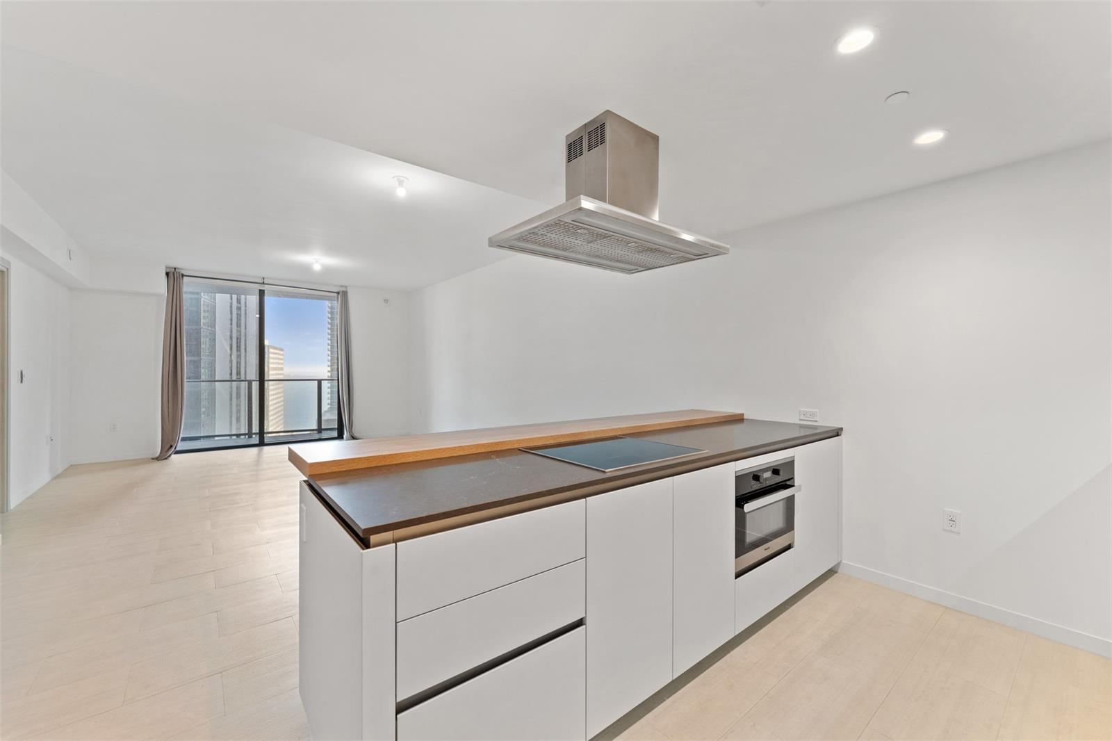Building Photo - 1000 Brickell Plz
