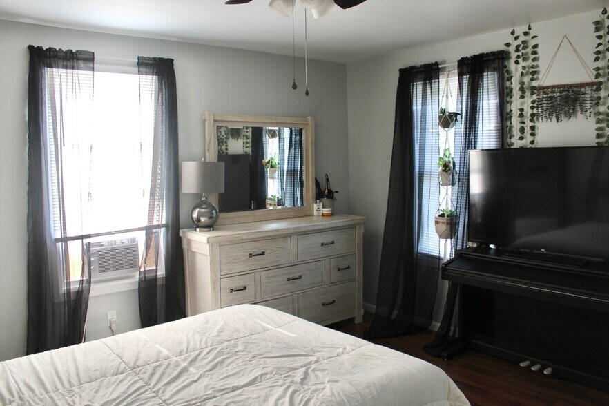 Master bedroom - 208 Warren St