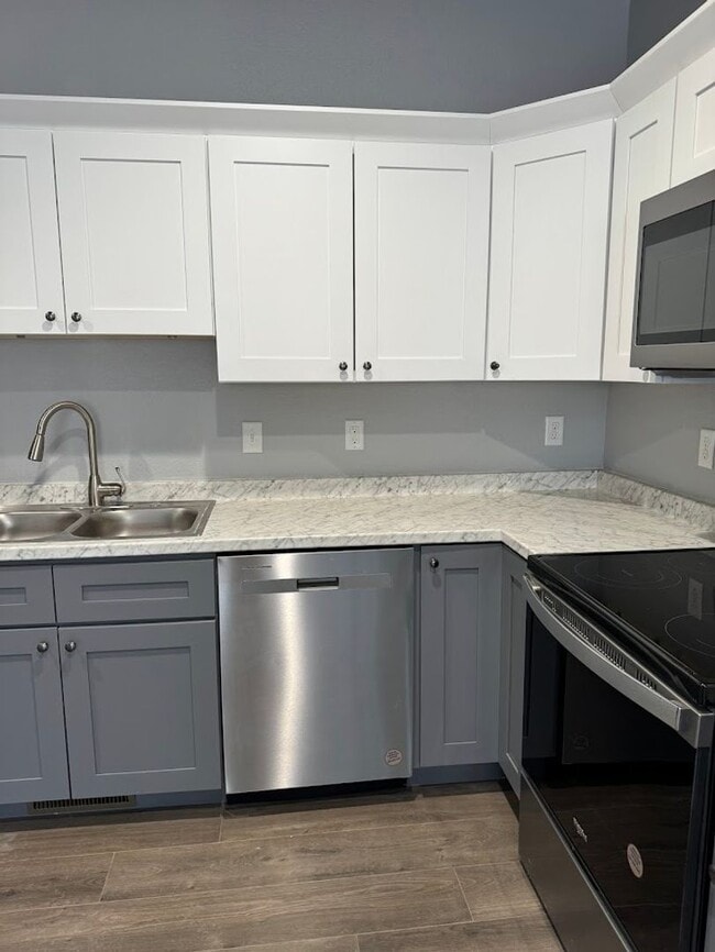 Building Photo - 324-326 W Coral Dr