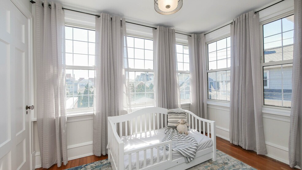 Building Photo - 6104 Ventnor Ave