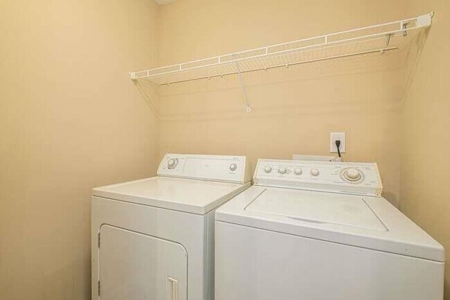 Building Photo - 9576 Rushmore Cir