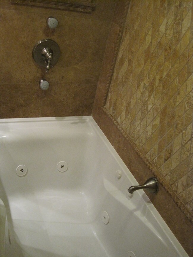 Building Photo - 700 N Irena Ave