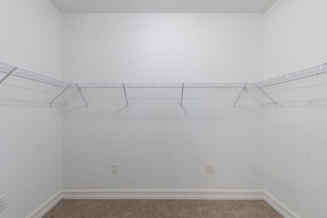 Building Photo - 210 Spg Hl Lk Lp