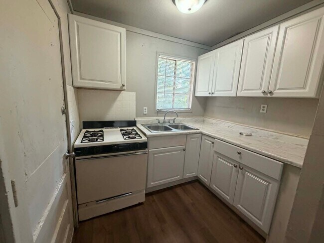 Building Photo - 1354 Summers St