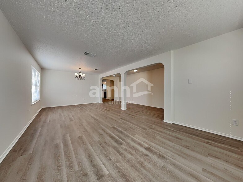 Building Photo - 163 Southlake Dr