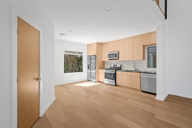 Building Photo - 4429 Woodside St