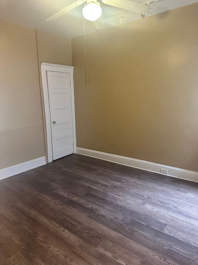 Building Photo - Spacious Home! Finished Basement! W/D! Available Now!