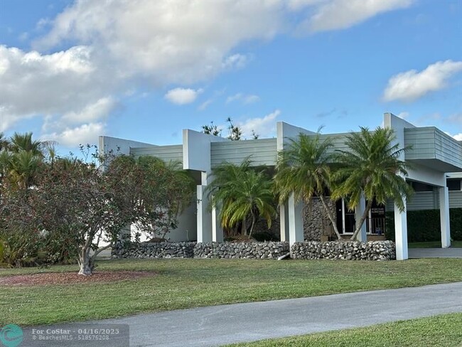 Building Photo - 1055 Country Club Dr