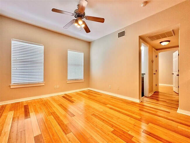 Building Photo - 2106 Cullen Ave