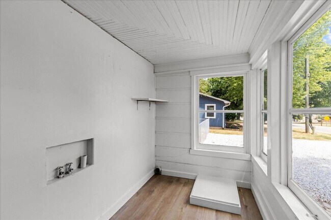 Building Photo - Charming 3 Bedroom, 2 Bathroom Home for Re...