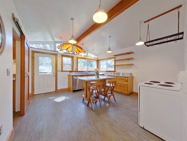 Building Photo - Charming & Updated 2-Bedroom Home with Uni...