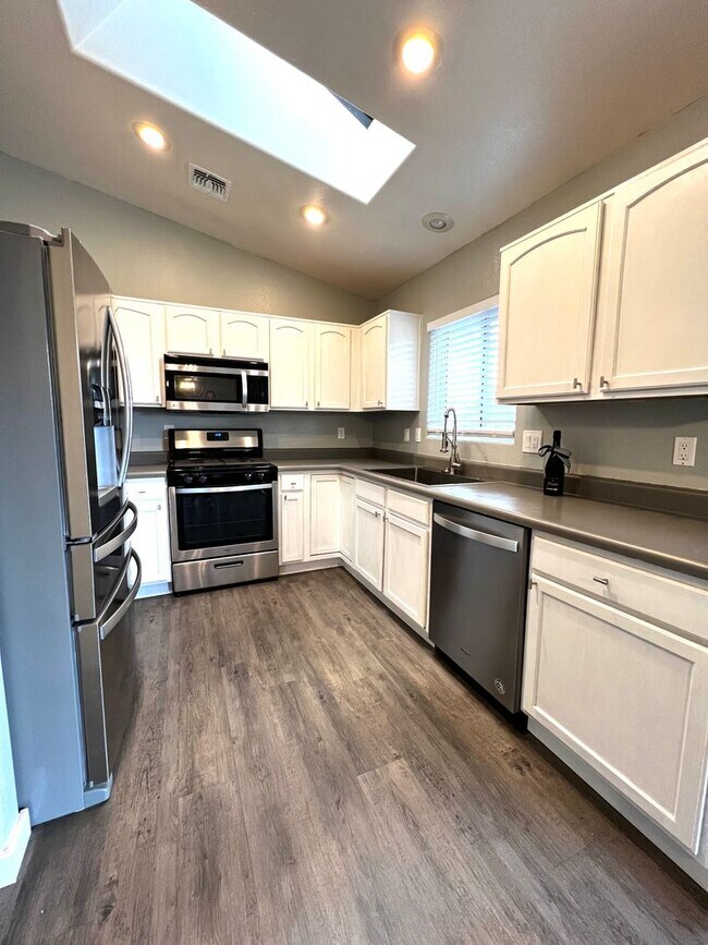 Building Photo - Three Bedroom Home Near Hwy 69
