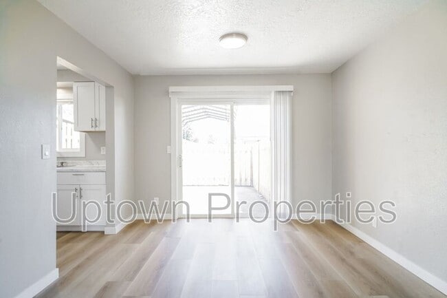 Building Photo - 466 N Adair St