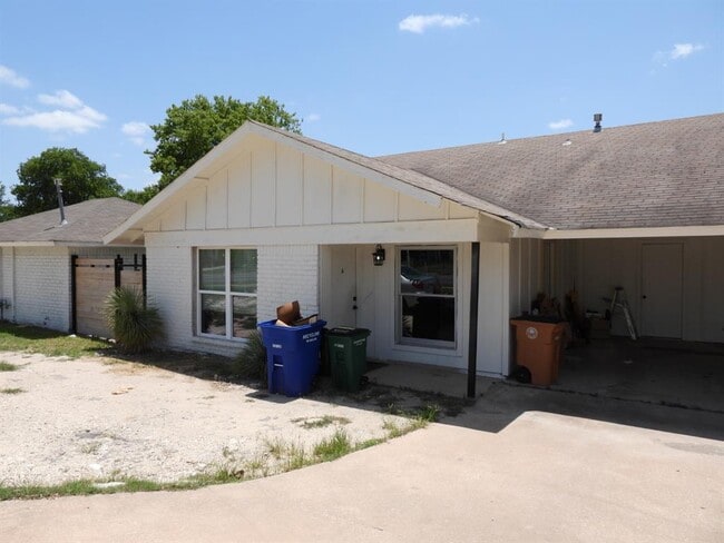 Building Photo - 1621 Rutland Dr