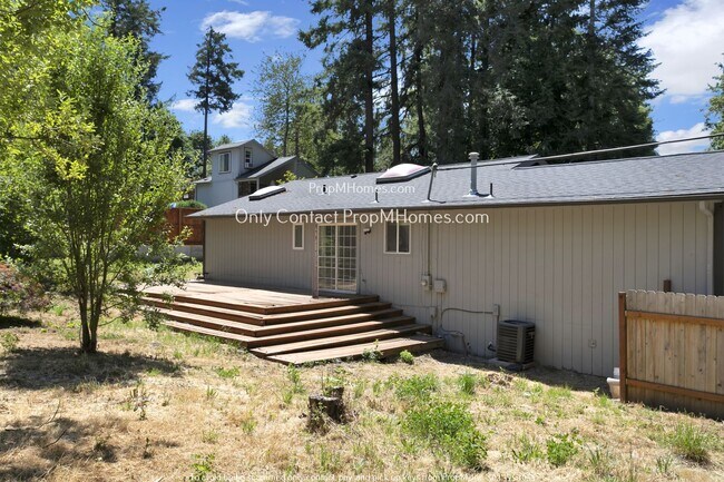 Building Photo - Charming Portland Retreat: Spacious Home w...