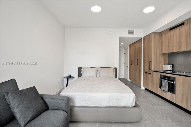 Building Photo - 121 NE 5th St