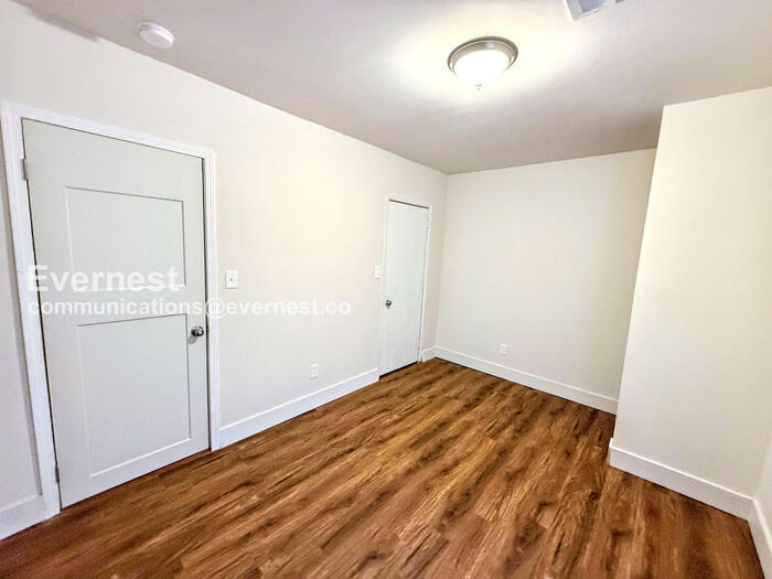 Building Photo - 207 9th Ave W