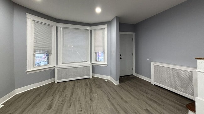 Building Photo - Cozy renovated 3 bedrrom!