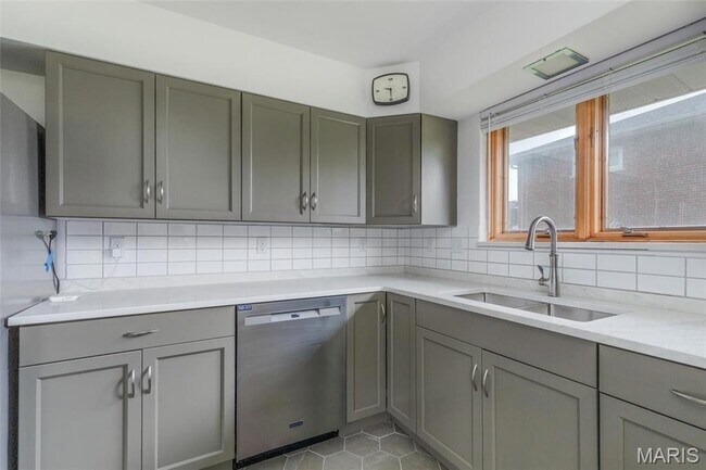 Building Photo - 9715 Grantview Dr