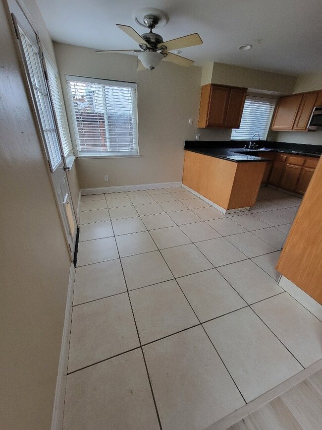 Building Photo - Beautiful 3 bd 2 bath house in Carmichael