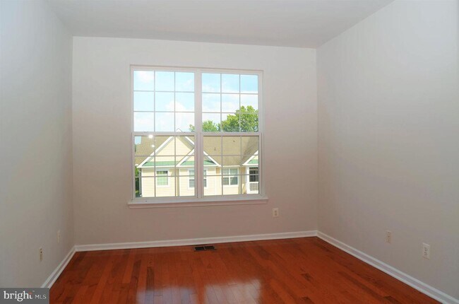 Building Photo - 43840 Hickory Corner Terrace