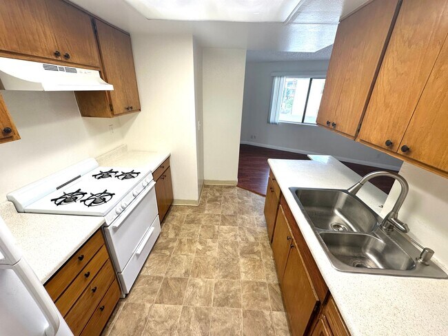 Building Photo - Spacious, bright and HUGE 2bd/1ba + 2 park...