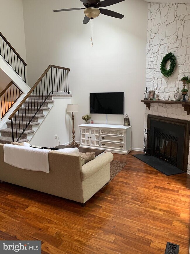 Building Photo - 15524 Royal Crescent Ct