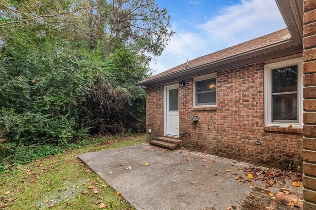 Building Photo - Newly renovated 2 bedroom 1 bathroom duplex