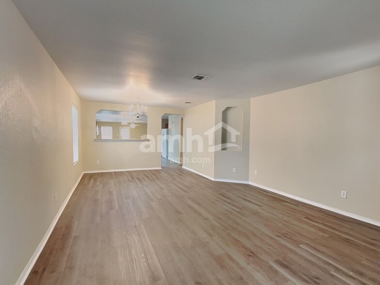 Building Photo - 806 Silverado Way